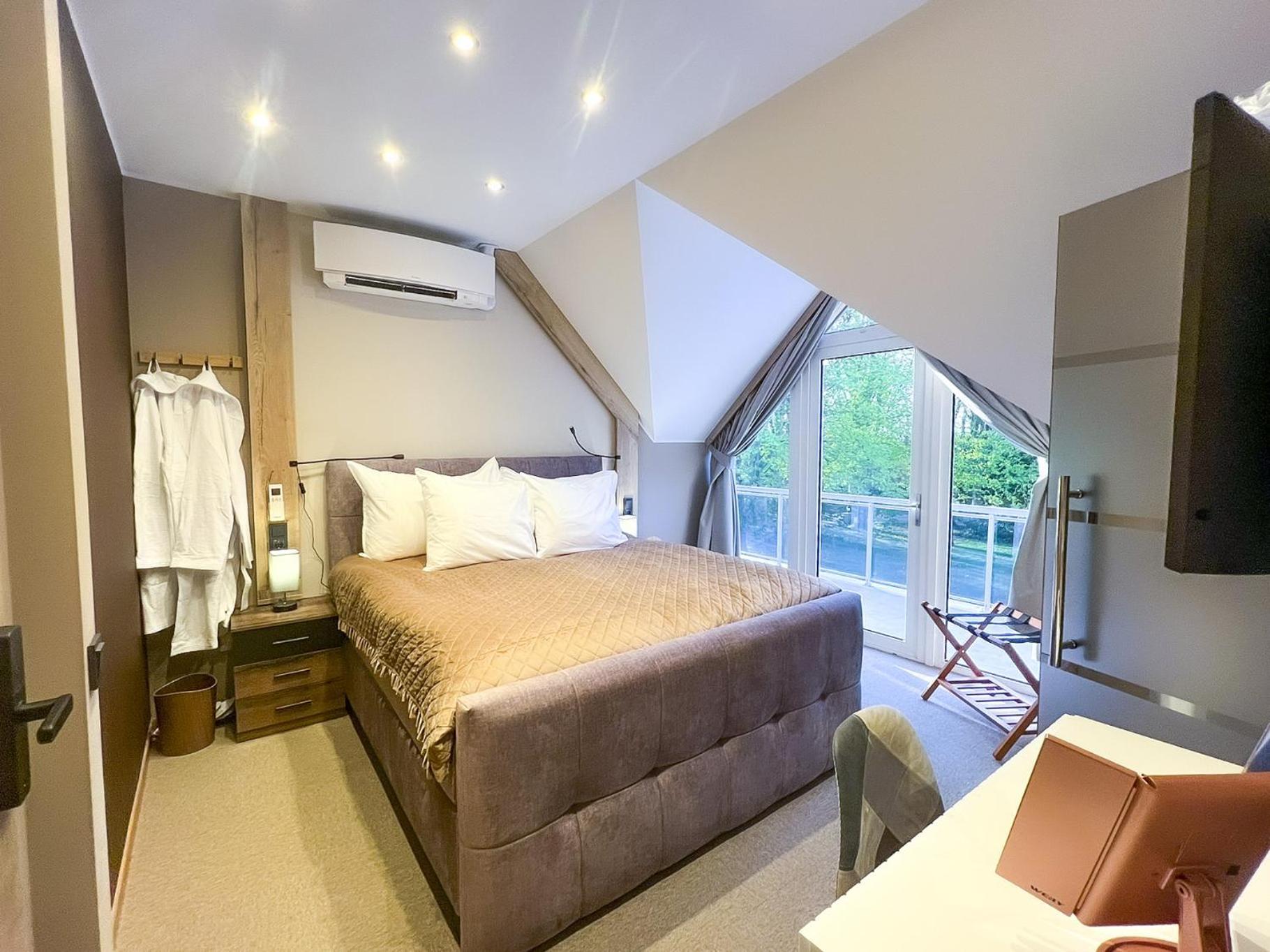 The Script B&B Axel Luaran gambar
